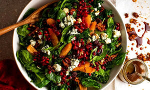 طرز تهیه سالاد انار و گردو برای شب یلدا