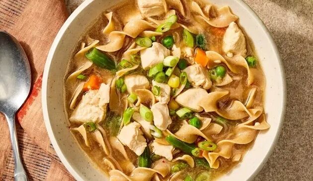 سوپ نودل مرغ و زنجبیل؛ اکسیر شفابخش و سبک برای روزهای سخت بیماری