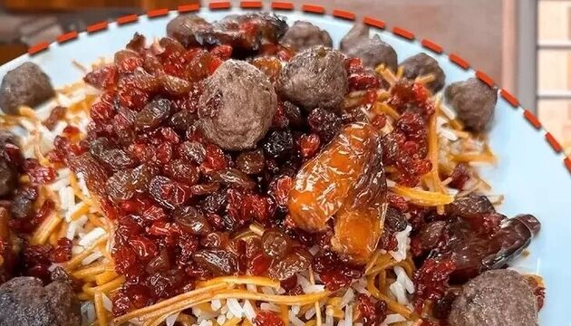 رشته پلو غذایی ساده و نوستالژیک است که با ماست و خیار خنک خیلی می‌چسبد
