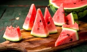 هندوانه را هرساعتی نخورید | ناگفته‌های عجیب درباره میوه محبوب بهار و تابستان