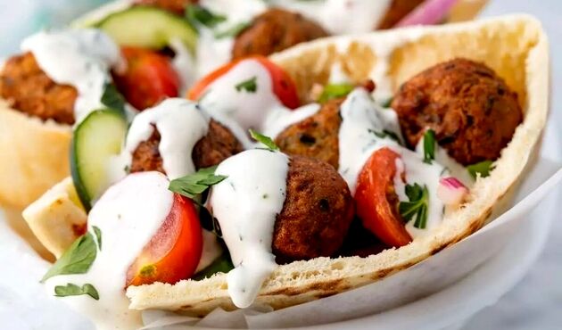 فلافل به سبک سوری؛ ترد، خوش‌طعم و پر از سس مخصوص