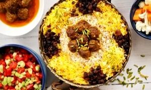 کشمش پلو شیرازی ؛ عطرِ گرمِ زعفران و شیرینی آرام‌بخش انگور خشک