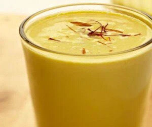  طرز تهیه فرنی زعفرانی مخصوص با عطری بی نظیر