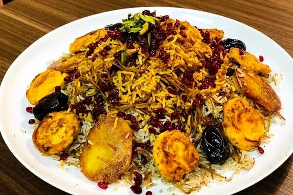 رشته پلو نوستالژیک با کشمش سرخ‌شده بدون گوشت به روش مادربزرگ ها