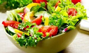 خوردن سالاد همراه غذا مفید است یا مضر؟