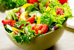 خوردن سالاد همراه غذا مفید است یا مضر؟