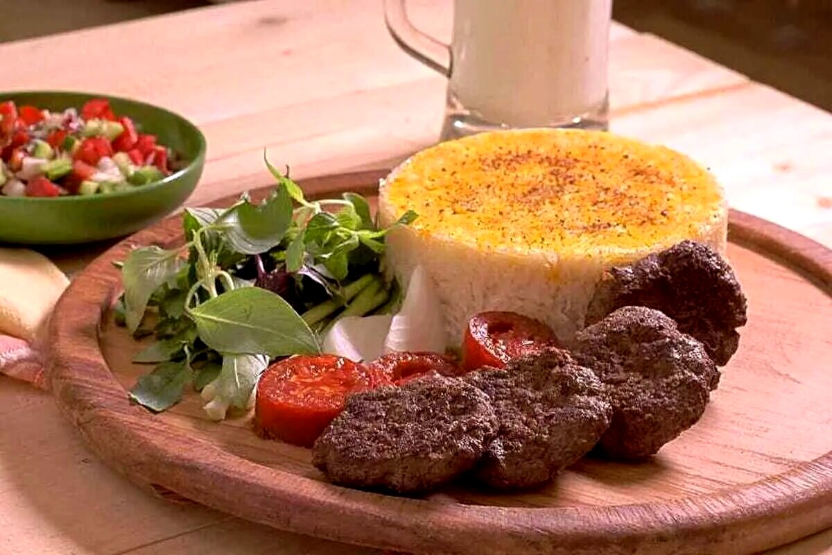 طرز تهیه کته سماقی با کباب تابه ای مخصوص؛ یک ترکیب عالی و بی نظیر