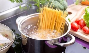 تا الان ماکارونی را اشتباه می‌شکستیم! ؛ ترفند درست و علمی برای شکستن ماکارونی