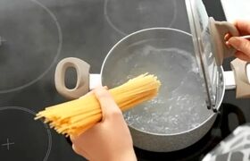 چه کار کنیم ماکارونی له و خمیر نشود؟ + یک ترفند ساده