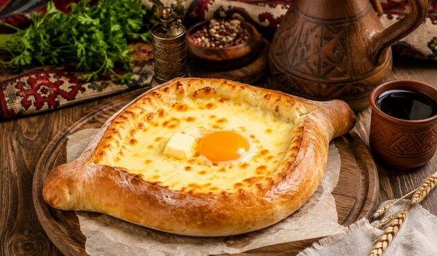 طرز تهیه خاچاپوری؛ راز غذای محبوب گرجی‌ها با پنیر و تخم‌مرغ در خانه