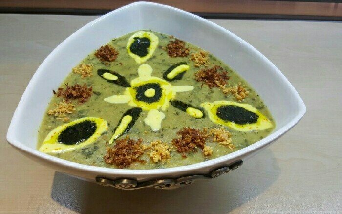 آش دوغ قزوین؛ دوغ را زمانی اضافه کنید که آش از داغی بیفتد
