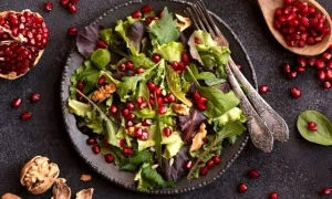  طرز تهیه سالاد اسفناج و انار با سس مخصوص