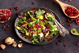  طرز تهیه سالاد اسفناج و انار با سس مخصوص