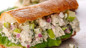 طرز تهیه ساندویچ ران مرغ لذیذ با سالاد کلم