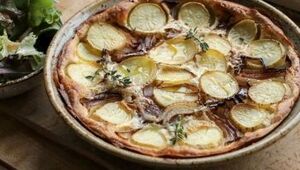 طرز تهیه تارت سیب زمینی و پیاز با مواد ساده