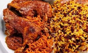 بفرمایید مرغ همایونی مجلسی با سس پیاز و ادویه‌های معطر!