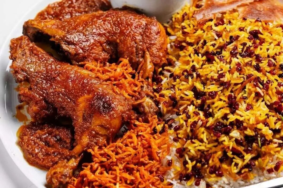 بفرمایید مرغ همایونی مجلسی با سس پیاز و ادویه‌های معطر!