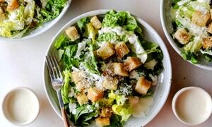 طرز تهیه سالاد سزار با پنیر پارمسان و تن ماهی