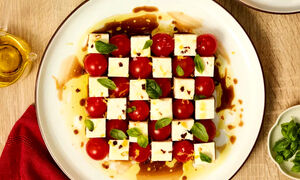 طرز تهیه پیش‌غذا با فتا و گوجه‌فرنگی گیلاسی