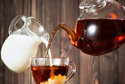 شیر را باید قبل از آب جوش داخل چای بریزیم یا بعد از آن؟ | فواید شگفت انگیز شیرچای