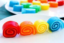 ژله رولی ساده و مجلسی با بستنی ؛ شیرینی خوش طعم و جذاب برای مهمانی های پاییزی