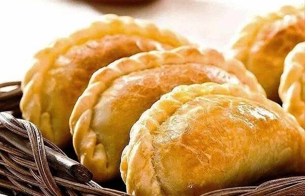 طرز تهیه پیراشکی پیتزایی خانگی با خمیر نرم و کشدار