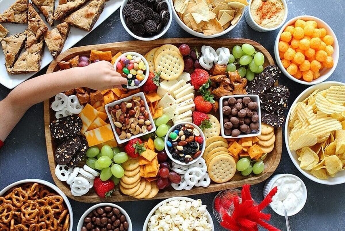 هنگام تماشای فوتبال چی بخوریم؟؛ لیست بهترین تنقلات سالم برای جام جهانی