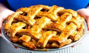 تهیه کیک پای سیب و دارچین بدون فر به روش قنادی های مشهور 