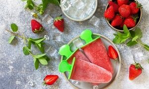 طرز تهیه یخمک توت فرنگی؛ محبوب‌ترین دسر یخی خانگی
