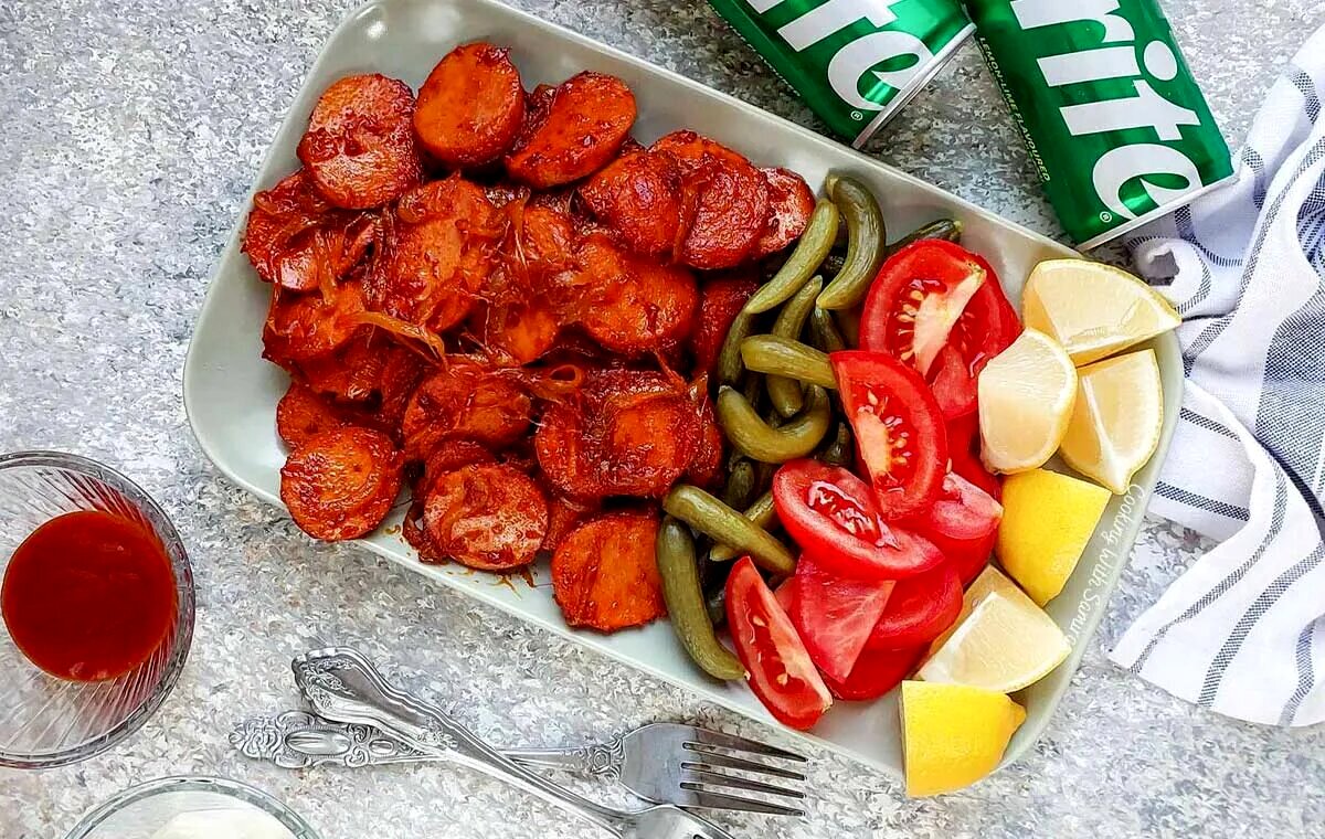 سوسیس بندری به سبک خیابانی: طعم تند و دودی برای غذاهای سریع و دلچسب