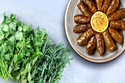 داخل دلمه چه سبزی و چقدر بریزیم؟ | ترکیب و نسبت سبزی دلمه برگ مو