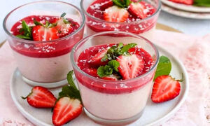 طرز تهیه پاناکوتا توت فرنگی؛ دسر بهاری و خوشبو