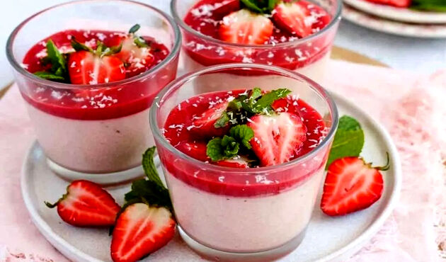 طرز تهیه پاناکوتا توت فرنگی؛ دسر بهاری و خوشبو