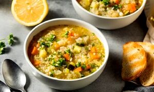چگونه سوپ برنج و مرغ را با نیم دانه درست کنیم؟