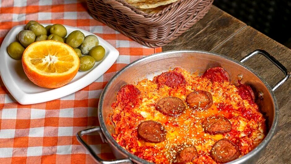 طرز تهیه سوسیس و تخم‌مرغ به سبک سنتی قهوه‌خانه‌ها