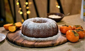  کیک خرمالو با سس مخصوص؛ دسر خاص برای روزهای پاییزی