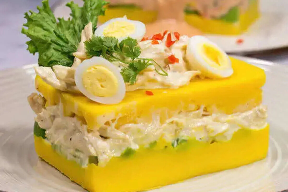 طرز تهیه کائوسا رِیِنا؛ طعم متفاوت پوره سیب‌زمینی در یک غذای پرویی