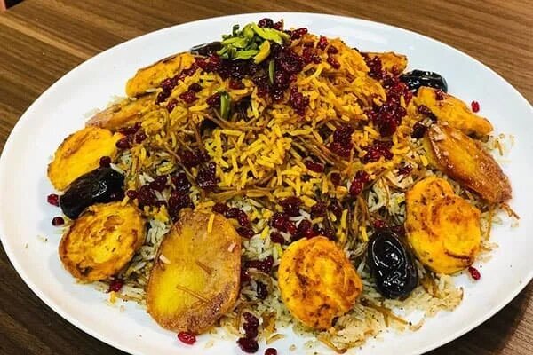 رشته پلو نوستالژیک با کشمش سرخ‌شده بدون گوشت به روش مادربزرگ ها