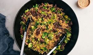 دستور پخت نودل گوشت با سس مخصوص؛ یک شام ساده و فوری
