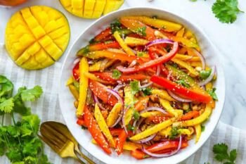 طرز تهیه سالاد انبه و چیلی؛ طعمی تند، ترش و به یادماندنی