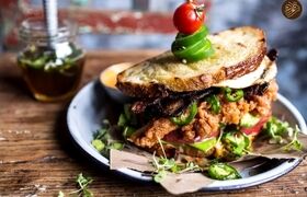 طرز تهیه «ساندویچ مرغ اناری»؛ ترکیب جادویی رب انار و گردو در یک لقمه!